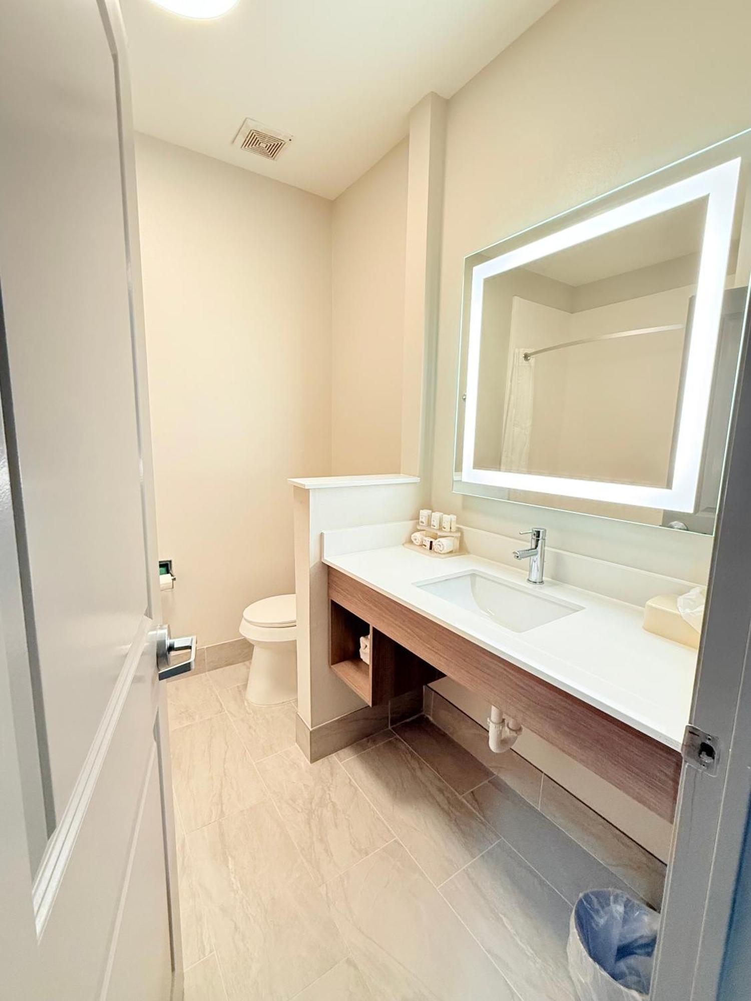 Holiday Inn Express Kenedy By Ihg Екстер'єр фото