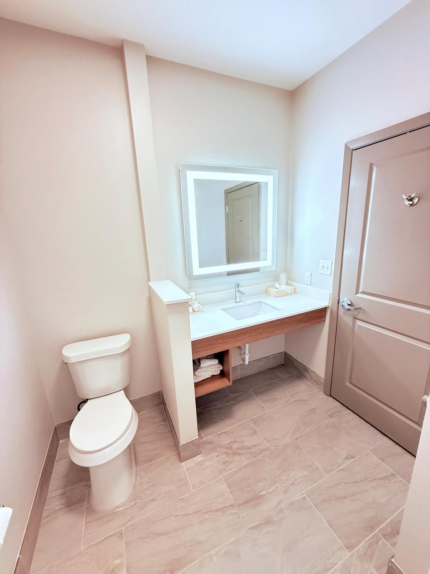 Holiday Inn Express Kenedy By Ihg Екстер'єр фото