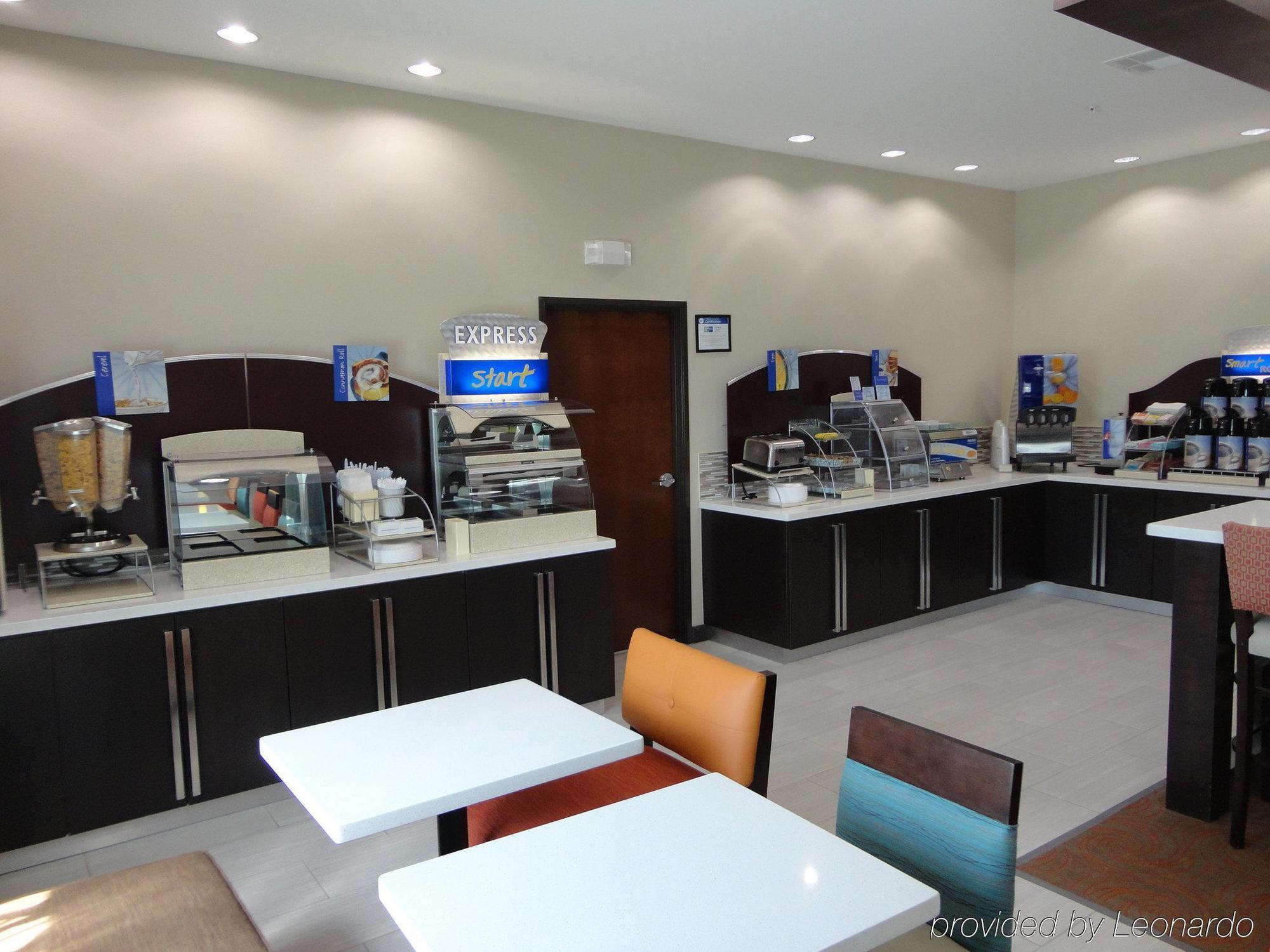 Holiday Inn Express Kenedy By Ihg Екстер'єр фото